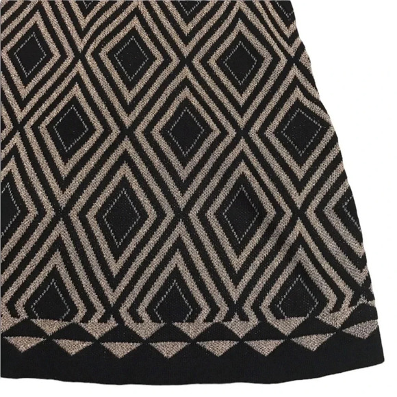 Just Taylor Black Gold Short Sleeve Sweater Dress
Size Large - Picture 6 of 9